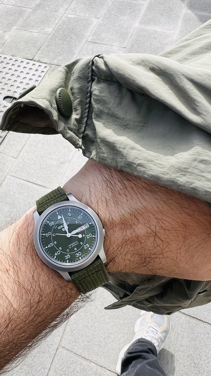 10urel's tweet photo. Seiko SNK805, paslanmaz çelik 37 mm kasa ve Seiko Caliber 7S26 kalibreye sahip uzun yıllardır günlük en çok kullandığım , hayat kurtarıcı uygun fiyatlı bir field watch #wristcheck #seiko https://t.co/gPfq5oB2R8