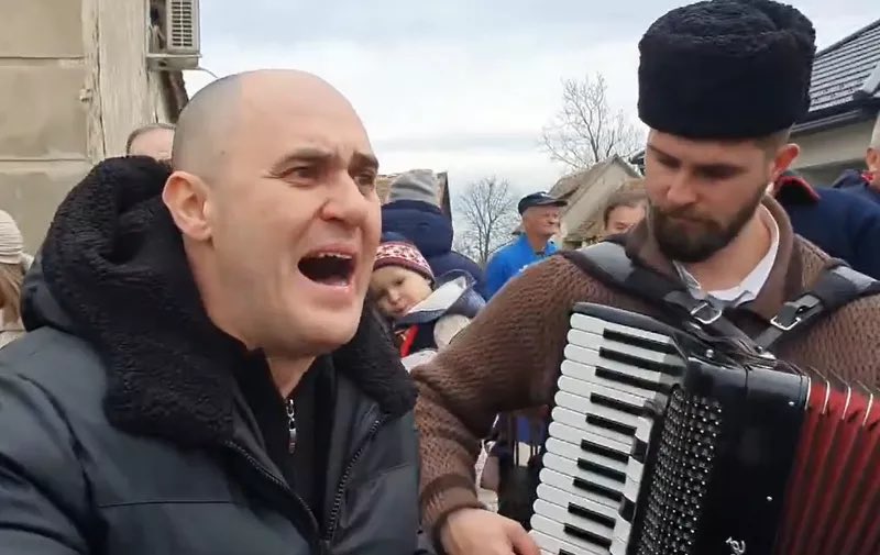 Plenković: “Ova Vlada je jedina prava i zadnja brana normalne Hrvatske.”
Vlada:👇👇