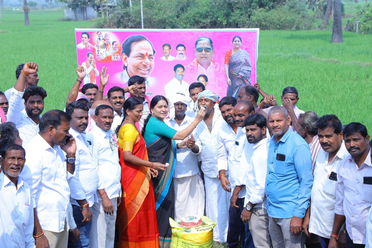 BRSKavitha's tweet photo. BRS పార్టీ అధినేత 
తెలంగాణ రాష్ట్ర తొలి ముఖ్యమంత్రి
శ్రీ కేసీఆర్ గారి జన్మదినం సందర్భంగా వారి  జన్మదిన  వేడుకలను మహబూబాబాద్ జిల్లా దంతాలపల్లి మాండలం కుమ్మరికుంట్ల గ్రామంలో పచ్చని పంట పొలాల మధ్యలో రైతన్నల సమక్షంలో నిర్వహించడం జరిగింది..  @BRSparty https://t.co/wU1XrUJowK