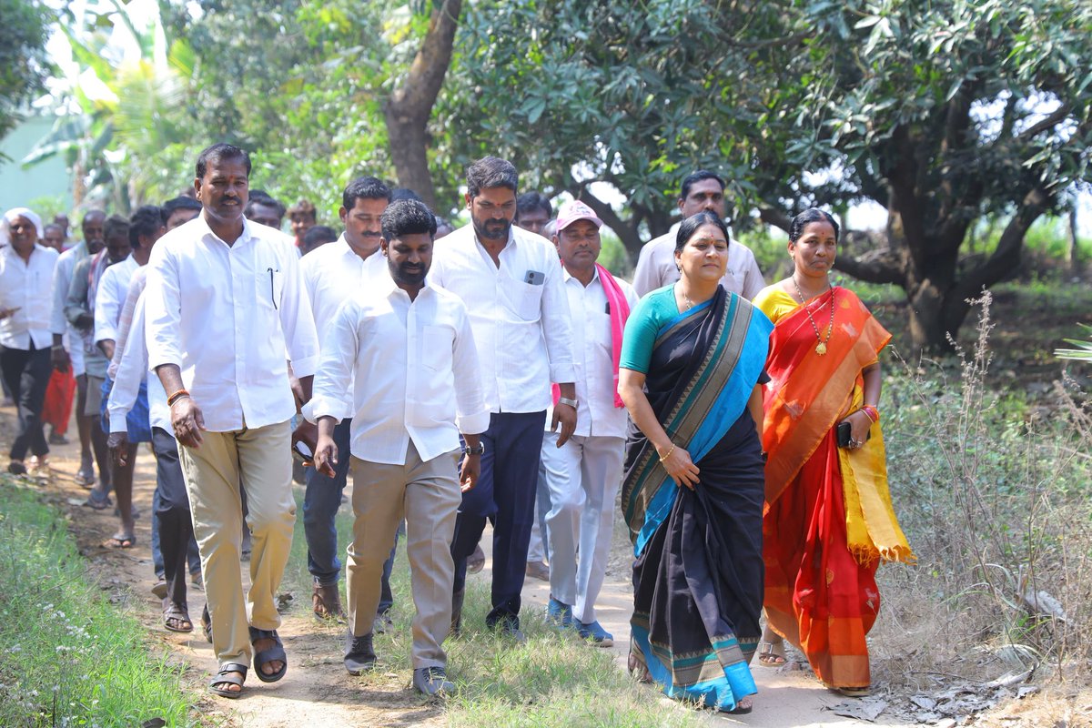 BRSKavitha's tweet photo. BRS పార్టీ అధినేత 
తెలంగాణ రాష్ట్ర తొలి ముఖ్యమంత్రి
శ్రీ కేసీఆర్ గారి జన్మదినం సందర్భంగా వారి  జన్మదిన  వేడుకలను మహబూబాబాద్ జిల్లా దంతాలపల్లి మాండలం కుమ్మరికుంట్ల గ్రామంలో పచ్చని పంట పొలాల మధ్యలో రైతన్నల సమక్షంలో నిర్వహించడం జరిగింది..  @BRSparty https://t.co/wU1XrUJowK