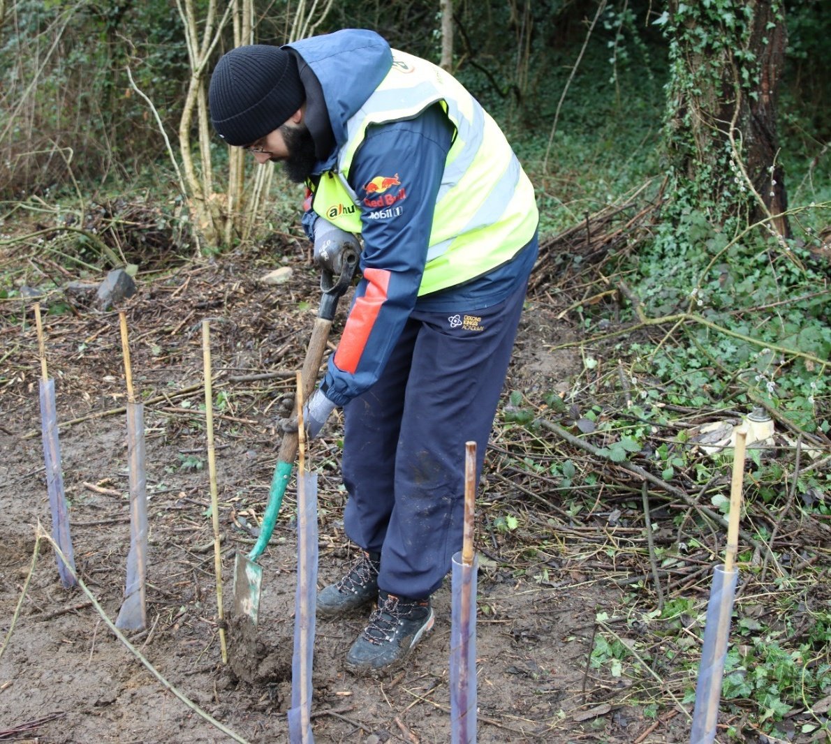 Dawoodi_Bohras's tweet photo. At Bingley Bog North, Dawoodi Bohra volunteers came together with local partners and environmental groups to plant up to 1,000 trees, contributing to the restoration of a 10,000-year-old bog — a landscape rich in ecological history and biodiversity. Guided by experts from the Aire Rivers Trust, volunteers of all ages worked side by side with community leaders and local representatives, demonstrating the strength of collective action.

More than tree planting, the day reflected a shared commitment to protect nature, restore balance, and preserve this vital space for future generations. @bradfordmdc @BBCNews @ProjectRiseDB @Bohras_UK