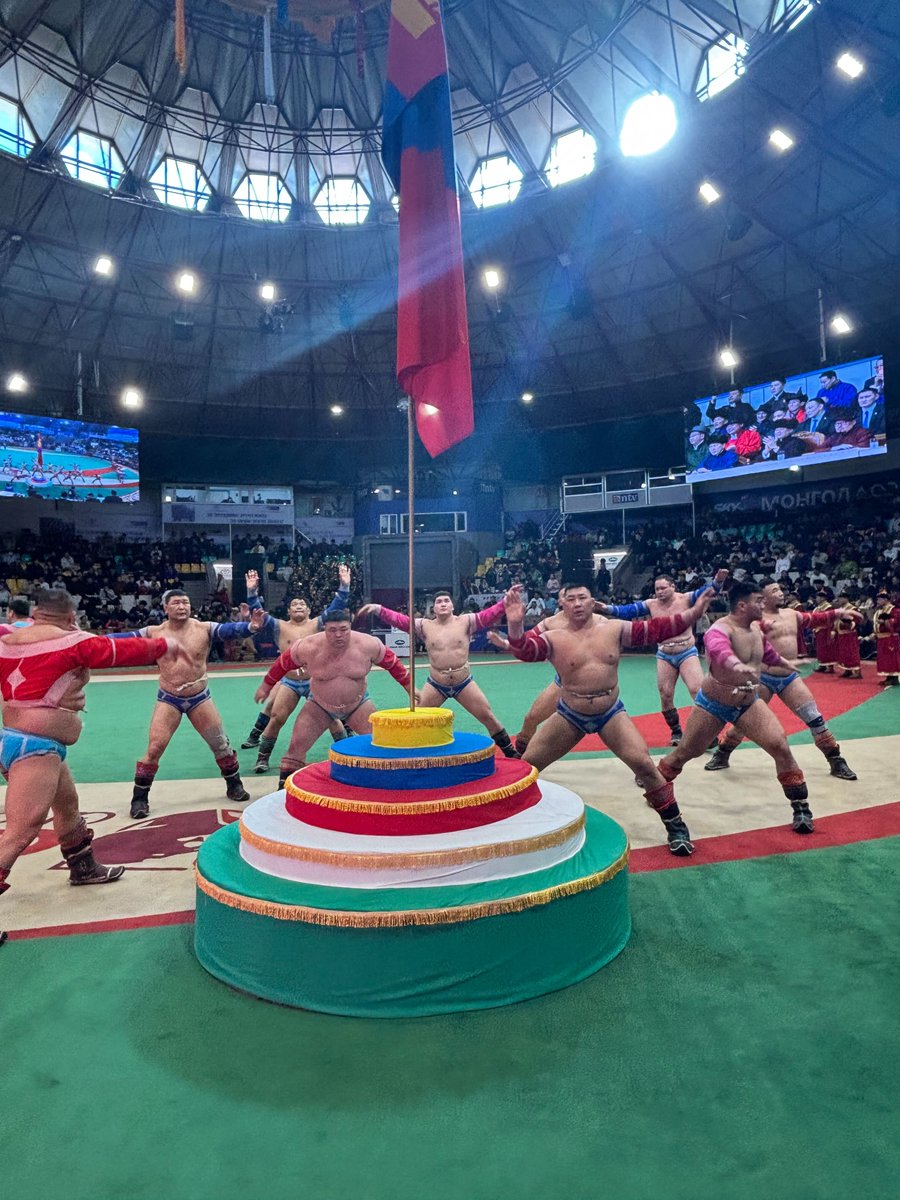 USAmbMongolia's tweet image. Гал морин жилийг угтсан Монголын Үндэсний бөхийн барилдааныг эрхэм элчин сайд нартай хамт үзэх үнэхээр бахархам байлаа. Монгол бөхчүүдийн хүч чадал, уран хөдөлгөөн, чадварлаг байдлыг харах бүрд Монголын уламжлалт спорт дэлхий даяар бишрэн хүндлэгддэг нь гайхалтай санагддаг.