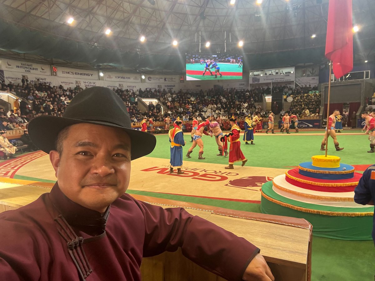 USAmbMongolia's tweet image. Гал морин жилийг угтсан Монголын Үндэсний бөхийн барилдааныг эрхэм элчин сайд нартай хамт үзэх үнэхээр бахархам байлаа. Монгол бөхчүүдийн хүч чадал, уран хөдөлгөөн, чадварлаг байдлыг харах бүрд Монголын уламжлалт спорт дэлхий даяар бишрэн хүндлэгддэг нь гайхалтай санагддаг.