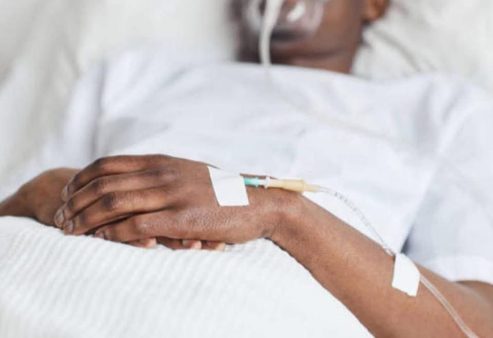 devNEJ's tweet image. A church recently raised ₦960,000 for a member who was very sick. His hospital bill was ₦210,000 an amount he and his family could not afford.

During a service, the pastor announced; “Our brother is hospitalized and needs ₦210,000. Let us support him.”
Members began donating