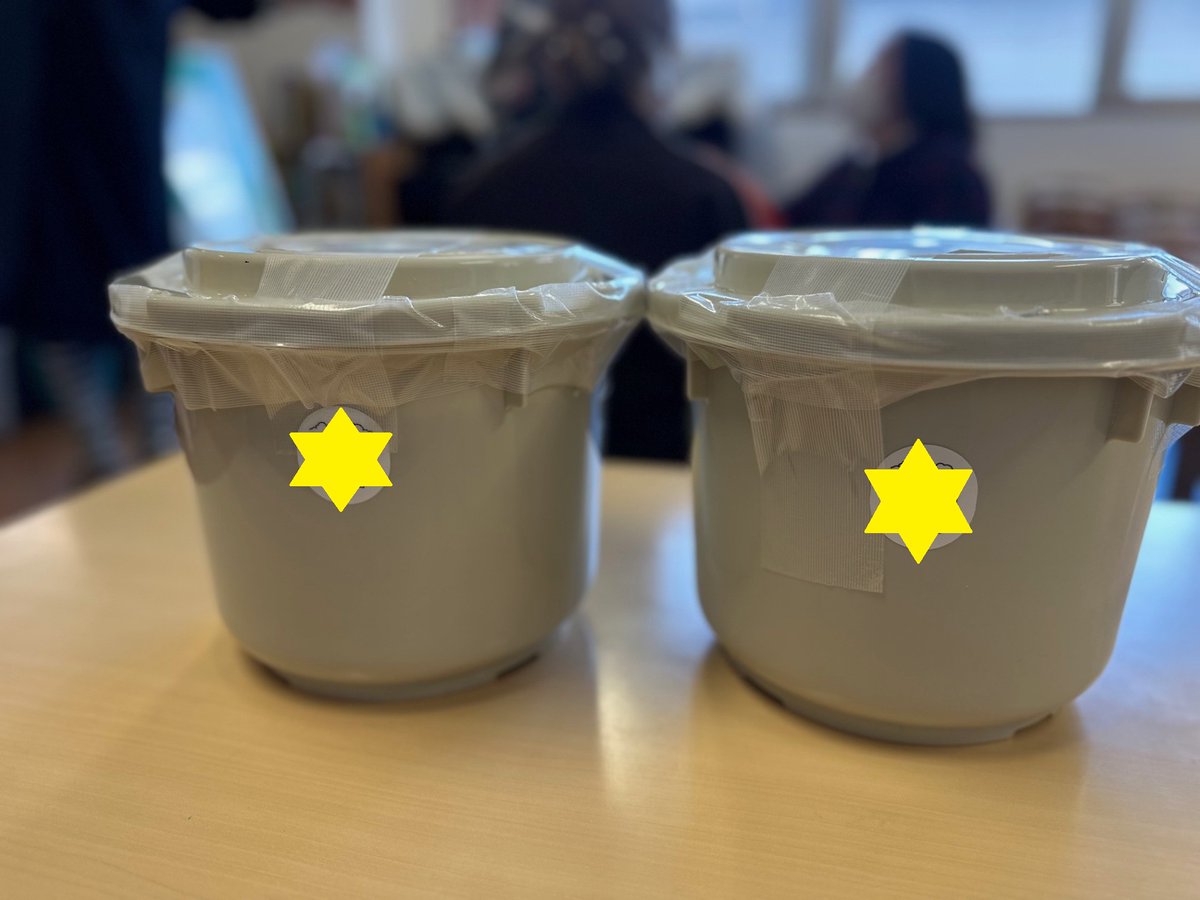 ic_seiji's tweet photo. NPO環～WAの皆様による里山を守る大豆のお話と味噌作りを体験しました。4、5歳児が里山の話を聞きました。その後、4歳児が再生農地で収穫した地大豆を使って味噌作りに挑戦。自分たちで作った味噌団子を樽に入れて完成させました。発酵を待ち、蓋を開けるのは次の冬頃。楽しみですね！ https://t.co/CDqH9x7x4I