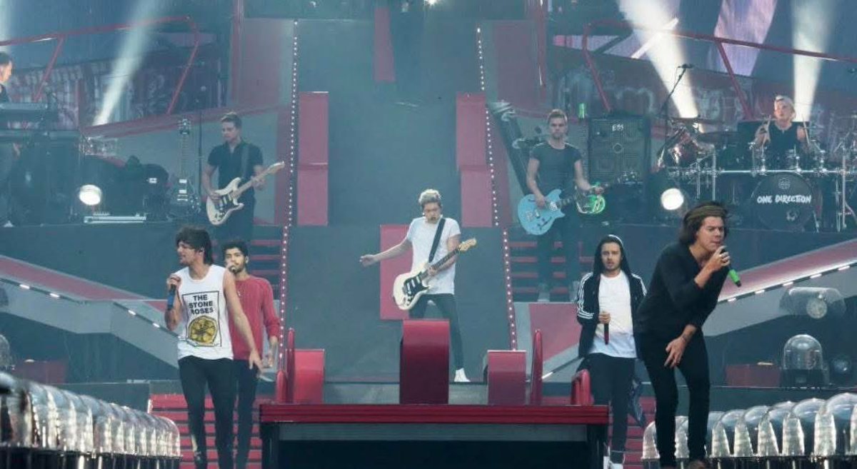 1Dnews_Control's tweet image. ❤️🧡💛💚💙 Throw back moment of Louis, Zayn, Niall, Liam &amp;amp; Harry on stage in France 2014. Josh was One Direction's live drummer &amp;amp; has been sharing some awesome photos of their time on stage. 🎶💓

#OneDirection
#HarryStyles
#LouisTomlinson
#NiallHoran
#LiamPayne 

📷 Josh Devine