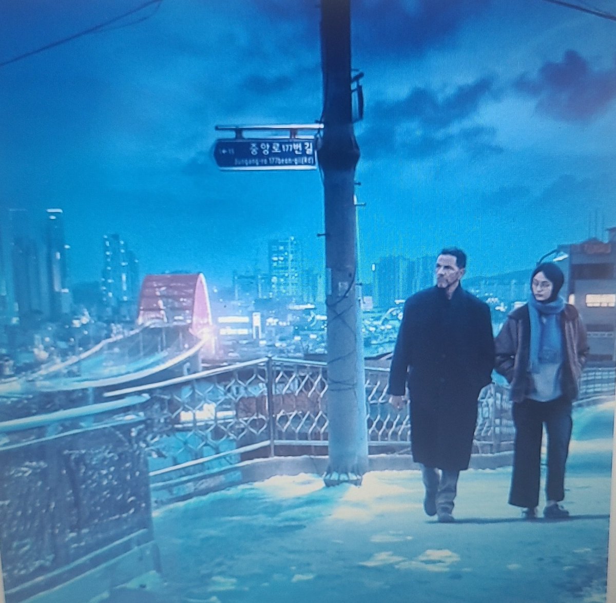 Jim Jarmusch'un, Paterson filmini izlerken ne hissettiysem, aynısı bu filmde de yaşadım.
Gündelik dertler, bireylerin dilemmaları, şehrin üstüne çökmüş monotonluk ve grilik 

"Zaman çok acımasız. İnsanın ellerinden yılan balığı gibi kayıp gidiyor."

Sokço'da Kış 
<a href="/mubiturkiye/">MUBI Türkiye</a>