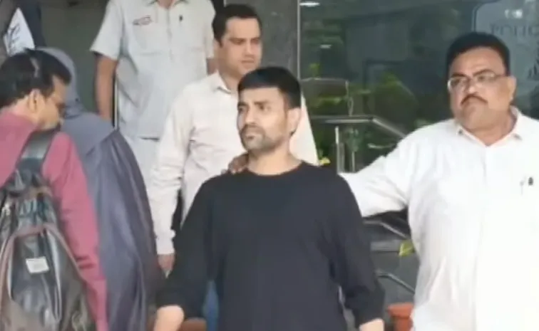 ఐబొమ్మ రవికి బెయిల్ 

ఐబొమ్మ నిర్వాహకుడు రవికి షరతులతో కూడిన బెయిల్ మంజూరు చేసిన హైకోర్టు. పాస్‌పోర్ట్ అప్పగించాలని, దేశం విడిచి వెళ్లొద్దని ఆదేశం. ప్రతిరోజూ CCS ఎదుట హాజరుకావాలని స్పష్టం.

#iBomma #iBommaRavi #Piracy #Hyderabad  #Telangana