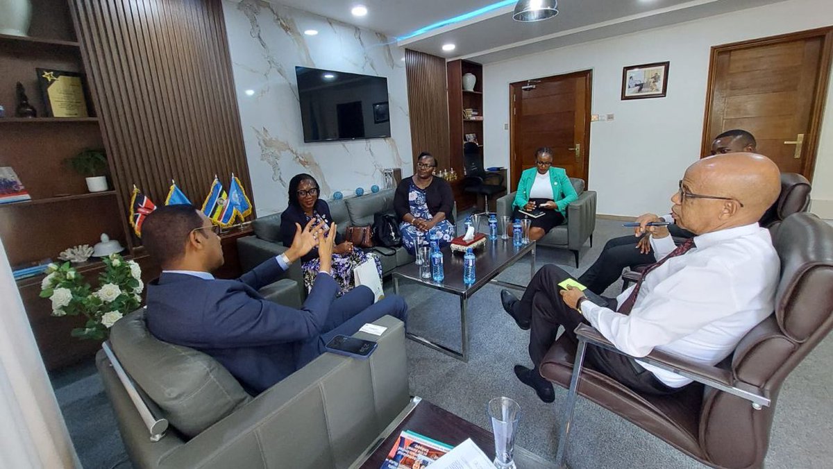 SomaliainKenya's tweet image. #Somalia Embassy hosted Africa #CDC delegation led by Dr. Mazyanga L. Mazaba for timely visit focused on strengthening health systems &amp;amp; preparedness. Reaffirmed our partnership to advance #vaccination, regional health security &amp;amp; resilient systems. Gratitude to CDC for its support