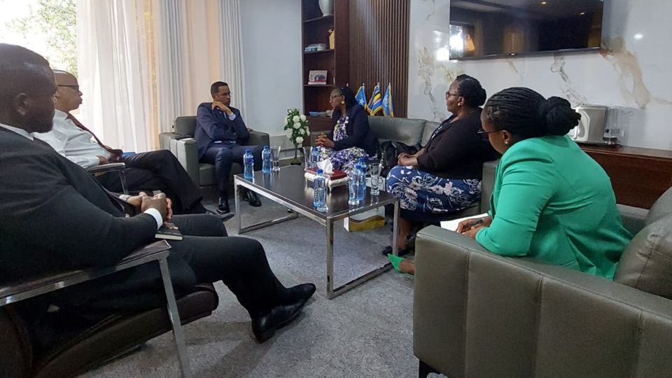 SomaliainKenya's tweet image. #Somalia Embassy hosted Africa #CDC delegation led by Dr. Mazyanga L. Mazaba for timely visit focused on strengthening health systems &amp;amp; preparedness. Reaffirmed our partnership to advance #vaccination, regional health security &amp;amp; resilient systems. Gratitude to CDC for its support