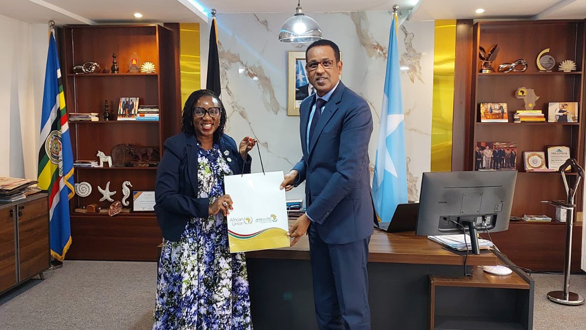 SomaliainKenya's tweet image. #Somalia Embassy hosted Africa #CDC delegation led by Dr. Mazyanga L. Mazaba for timely visit focused on strengthening health systems &amp;amp; preparedness. Reaffirmed our partnership to advance #vaccination, regional health security &amp;amp; resilient systems. Gratitude to CDC for its support