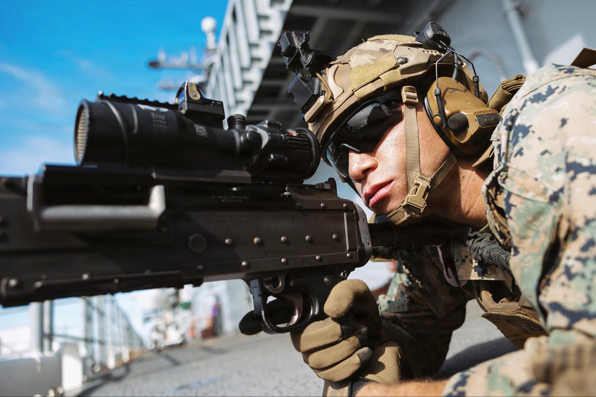 EssMilitary's tweet photo. 2026年1月27日、太平洋海峡通過の模擬演習中、第5海兵連隊第3大隊大隊上陸チーム、軽装甲偵察中隊に所属する海兵隊伍長ジャ��ール・アレンが、ESS CROSSBOWを装備し、USSボクサーの飛行甲板に向けてM240B機関銃を構えています。（第11海兵遠征部隊）

Credit: Marine Corps Sgt. Joseph Helms

#ESS https://t.co/KG9hyiq5kU
