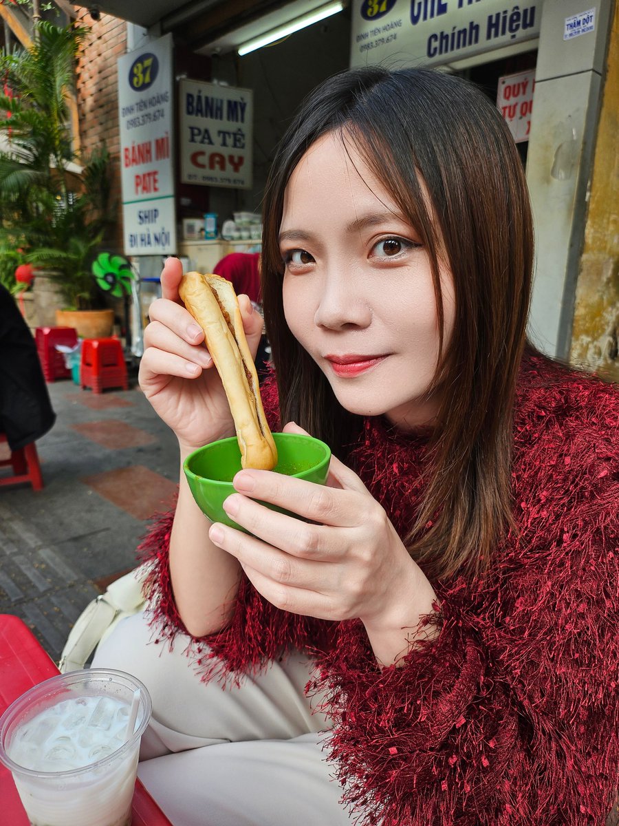Polaris_Shiki's tweet photo. 元日バインミーを食べに行きました。
最近、テトなのにお店は普通にやっています。
子供のとき、テトでは、必ずお店がしまるので、テトの前にお母さんが食べ物をたくさん買いました。
昔と随分変わりましたね。
でも、何が変わっても、テトを楽しめる子供の心は変わらないよ https://t.co/M3Xb3uuIhY