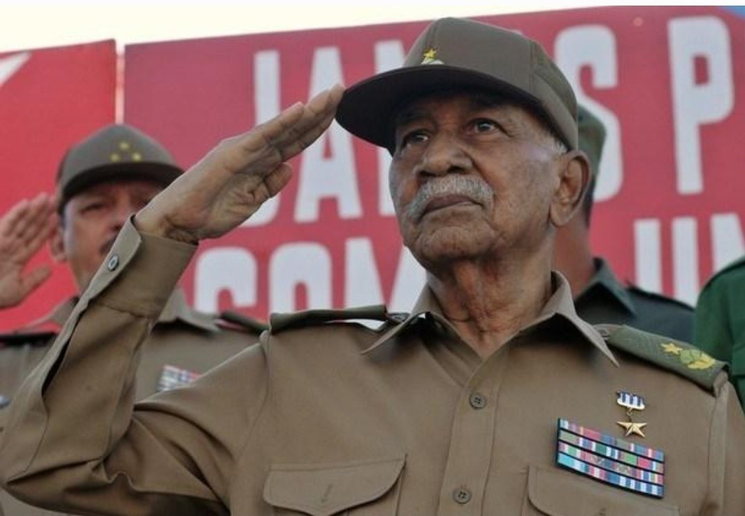 En el cumpleaños 99 del Comandante Juan Almeida Bosque nos acompaña el ejemplo de su fecunda  vida dedicada a la Revolución y su convicción fidelista de que ¡Aquí no se rinde nadie! #CubaEstáFirme <a href="/MinfarC/">Minfar_Cuba</a>