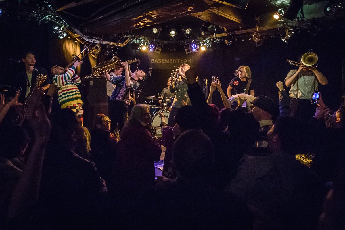 videobrother_'s tweet photo. @kusoboze_yamada @strike777strike @heidi_kohno @mock_bsax @ruppasax @tomosuketajima 【『超』馬鹿と煙のお写真👺📷】

かっこえぇ。
#中塚武 とvideobrother

そして愛すべき友人2人
#チャンケン
#ノスケ

本当に嬉しい日でした😢

Photo by Taiki"tiki"NISHINO https://t.co/98Kt1Aa5SK