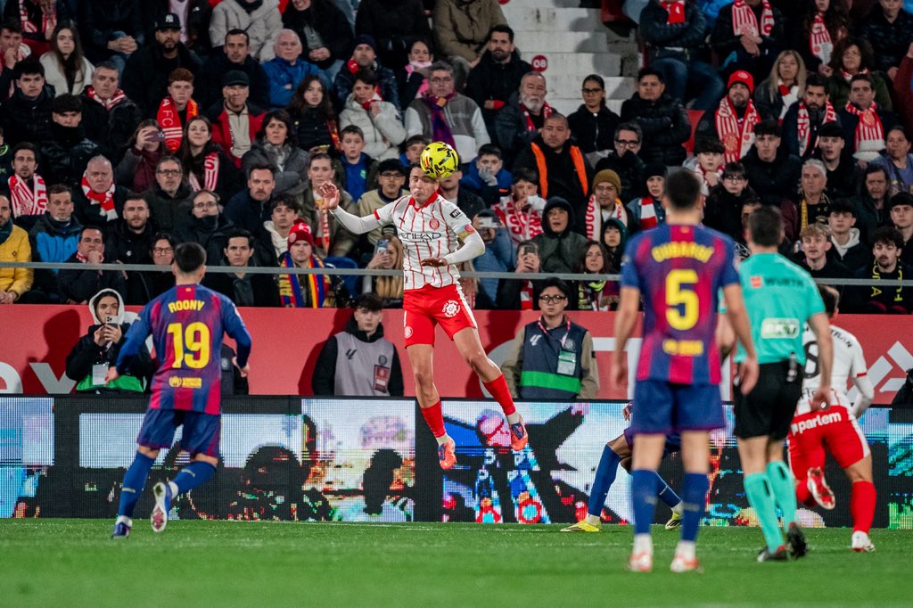 arnaueti_4's tweet photo. Una nit que recordarem sempre a Montilivi 🙌🏻 Enorme esforç de tot l’equip. Ens vau ajudar en tot moment, afició 🫶🏻 Volem mirant cap a dalt, @GironaFC!! 🚀💥

#GironaFC #GironaVsBarça #LaLiga https://t.co/PxB1a43DcL