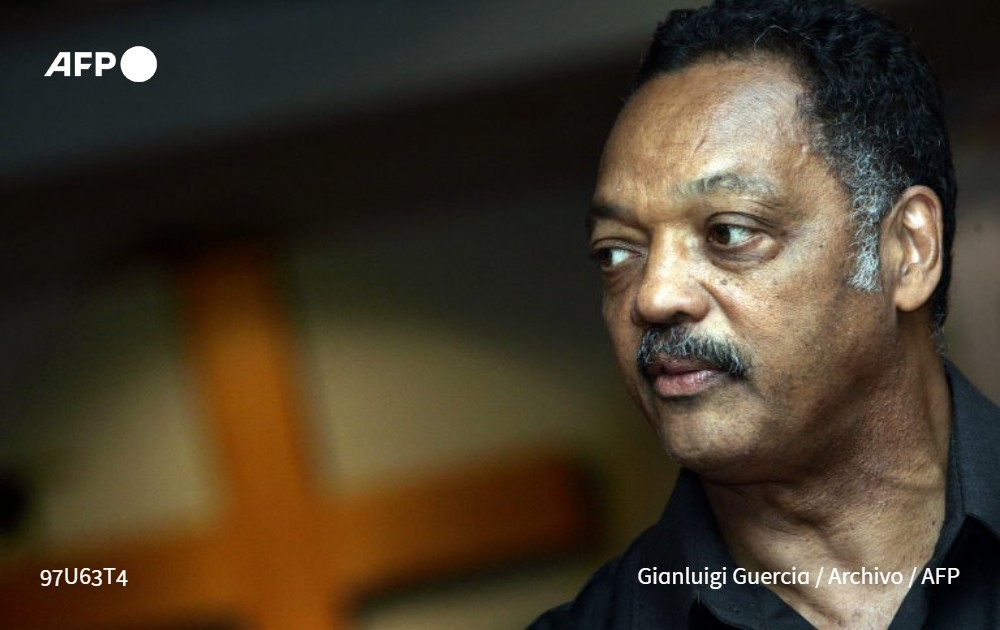 El reverendo Jesse Jackson, veterano activista de los derechos civiles en EEUU, murió este martes a los 84 años, anunció su familia. Compañero de Martin Luther King en la década de 1960, el pastor bautista y gran orador anunció en 2017 que padecía la enfermedad de Parkinson #AFP