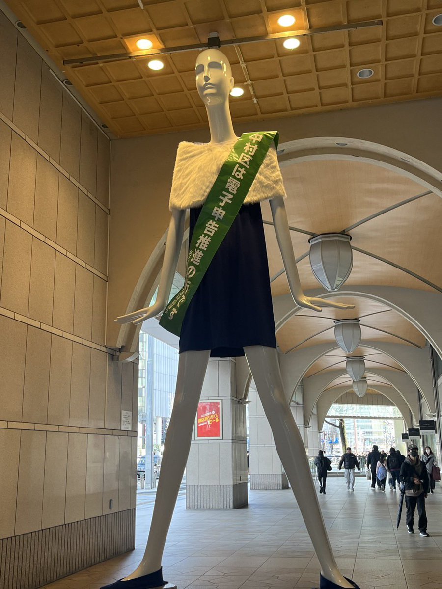 chubu_kun's tweet photo. 中部勢の大将、忠武（ちゅーぶ）君です😼🪭

皆は名古屋の名鉄百貨店前にある、「ナナちゃん人形」はご存知かな？？

1973年に誕生し、名古屋のランドマークとして、「待ち合わせの聖地」や、「街のトレンドを映し出す鏡」として、多くの人に愛されておるぞ❣️❣️ そして、彼女はとにかくデカいのじゃ💦 https://t.co/bjeFGC2SFm
