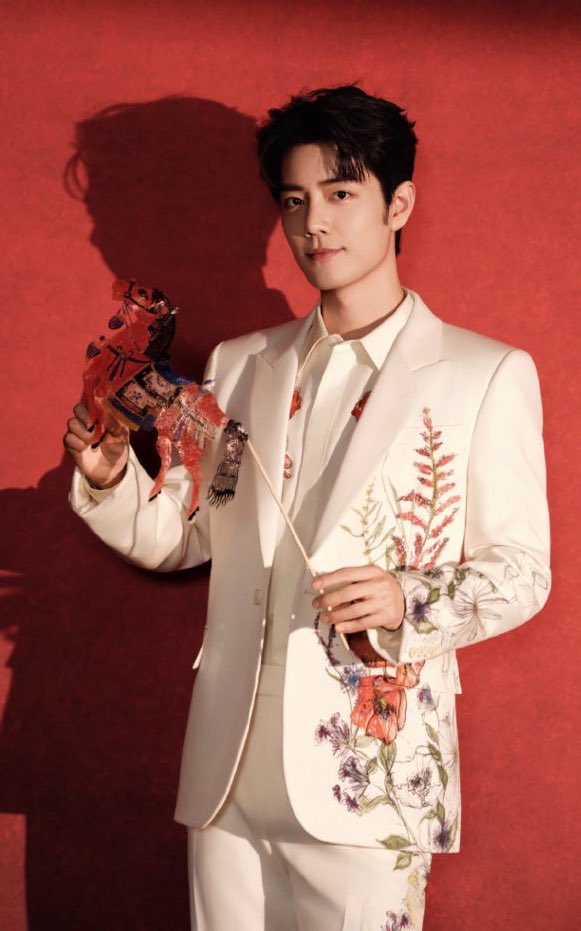 ตัวอย่างของคู่ที่ประกาศว่าคบกันไม่ได้ เก็บพิรุธก็ไม่อยู่ นี่เหมือนยืนถ่ายอยู่ข้างกัน แสง สี เงา และการจัดคอมโพสต่างๆ เป๊ะ ให้ความรุ้สึกต่อเนื่องเกิน เฉลยเถอะว่าทีมงานเดียวกัน🙂‍↔️