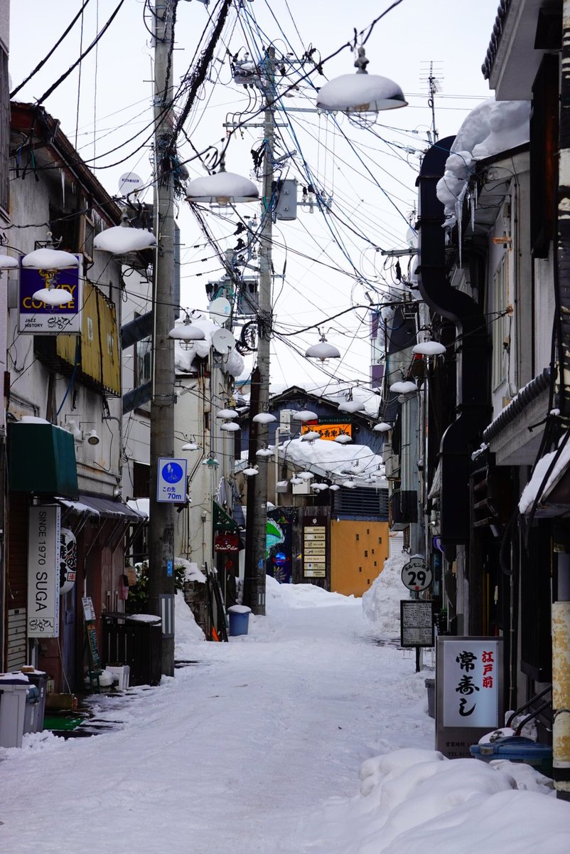 冬の弘前の街並みより。

土手町の中三は閉店してしまったけど、この街には今も心を惹きつける風景がたくさん詰まっている気がします。

もう同じ時期に6回も来ていますが、いつも新しい発見があって全く飽きることがない。弘前はそんな街です。

2026-2-7 青森県弘前市にて