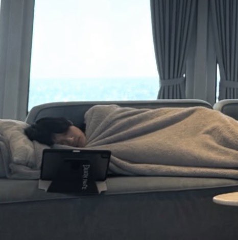 คนน้องดูการ์ตูนจนผล็อยหลับไป คนพี่ที่เอาแต่มองคนน้องดูการ์ตูนก็ได้หลับตามกันไป