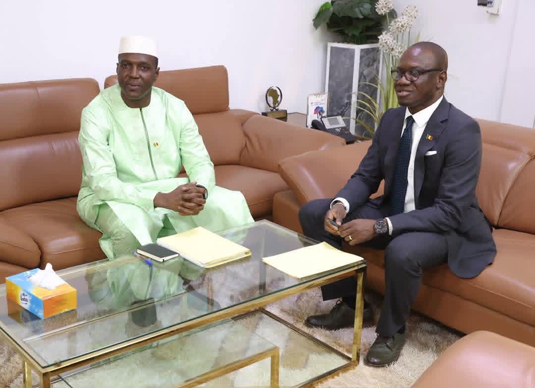 #CIGMA #INFO | Passation de service au ministère de l'Administration Territoriale et de la Décentralisation :  le Général Abdoulaye Maïga cède ses fonctions au Général Issa Ousmane Coulibaly

Bamako, le 16 février 2026

Plus d'informations sur gouvernement.ml 

PRIMATURE