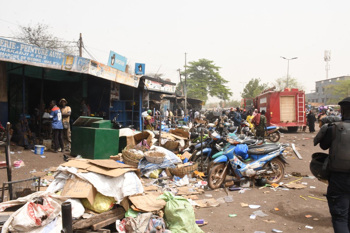 #CIGMA #INFO | Incendie au marché de Medine : Le Ministre de la Sécurité et de la Protection Civile et son collègue de l’Industrie et du Commerce sur le terrain pour soutenir les sinistrés

Bamako, le 16 février 2026

Plus d’informations sur gouvernement.ml 

MSPC -MIC