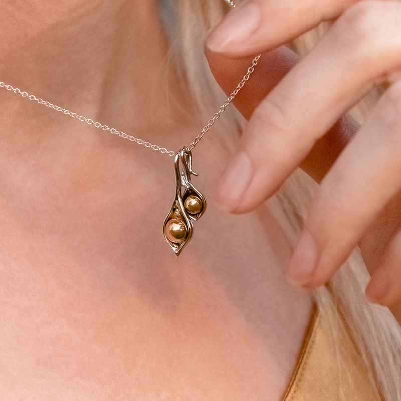 CEvansGoldsmith's tweet photo. The perfect Mother's Day gift for every mum 🫛💚 Our pea pod pendants let you mix &amp; match to represent her family: one big pea + one small for new mums, or 2-3 peas for growing families. Sweet, meaningful &amp; beautifully made ✨ 

https://t.co/LlKg3AmcZ5

#mothersday #giftideas https://t.co/NYkGRfHwf8