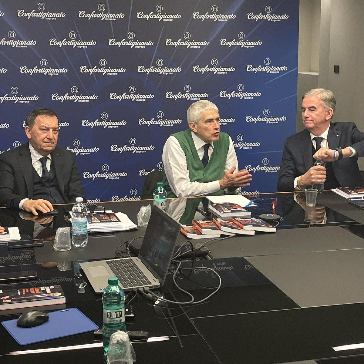 DPbox's tweet photo. #Riprese e #montaggio per @confartigianato alla presentazione del #libro di @Pierferdinando - Al Centro dell’Aula 📖 https://t.co/M2dCtpyLr5