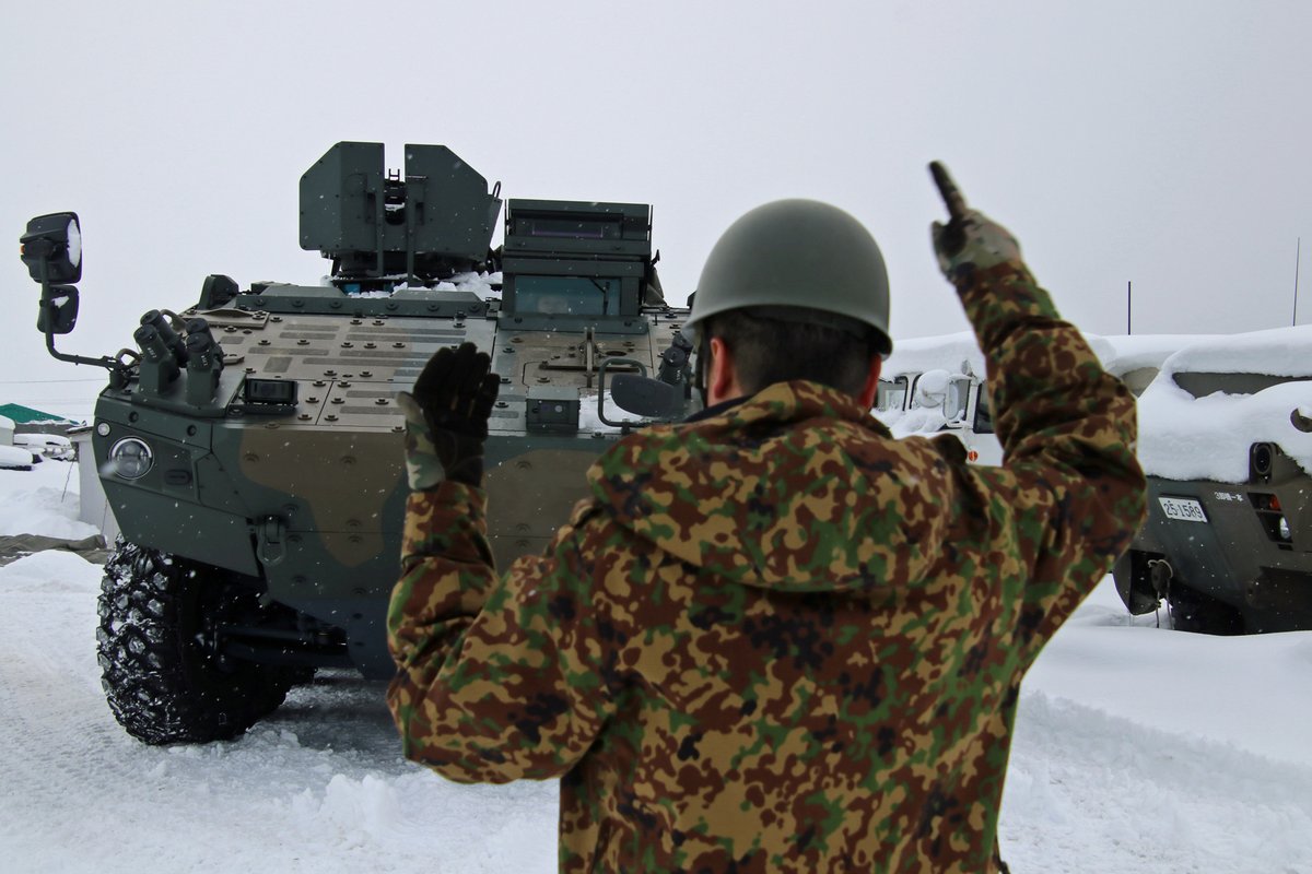 JGSDF_Nayoro's tweet image. #名寄駐屯地 に所在する #第３即応機動連隊 は導入された #ＡＭＶ の「冬季操縦訓練」を行いました。
連隊は、導入され初の冬季を迎えた #装輪装甲車 にて #チェーン の装着や圧雪路面での走行訓練を行い、冬季においても即応態勢を万全にしています。
#陸自 #自衛隊 #新装備 #制動距離