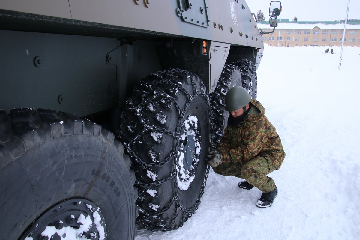 JGSDF_Nayoro's tweet image. #名寄駐屯地 に所在する #第３即応機動連隊 は導入された #ＡＭＶ の「冬季操縦訓練」を行いました。
連隊は、導入され初の冬季を迎えた #装輪装甲車 にて #チェーン の装着や圧雪路面での走行訓練を行い、冬季においても即応態勢を万全にしています。
#陸自 #自衛隊 #新装備 #制動距離