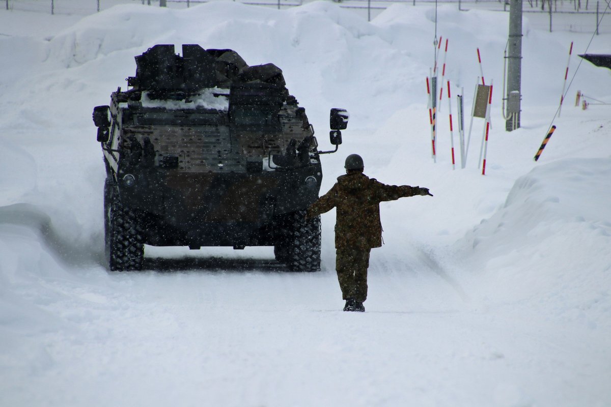 JGSDF_Nayoro's tweet image. #名寄駐屯地 に所在する #第３即応機動連隊 は導入された #ＡＭＶ の「冬季操縦訓練」を行いました。
連隊は、導入され初の冬季を迎えた #装輪装甲車 にて #チェーン の装着や圧雪路面での走行訓練を行い、冬季においても即応態勢を万全にしています。
#陸自 #自衛隊 #新装備 #制動距離