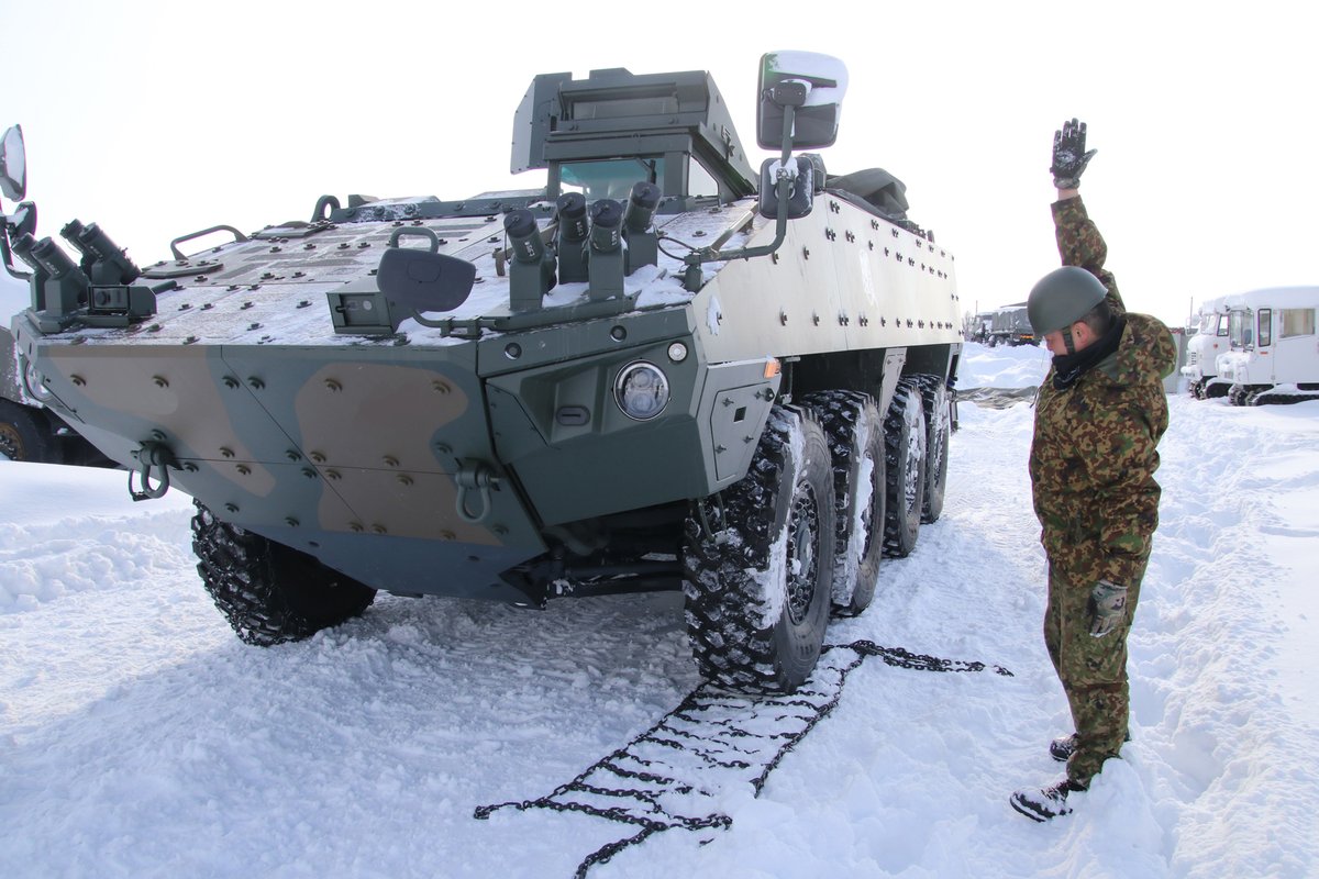 JGSDF_Nayoro's tweet image. #名寄駐屯地 に所在する #第３即応機動連隊 は導入された #ＡＭＶ の「冬季操縦訓練」を行いました。
連隊は、導入され初の冬季を迎えた #装輪装甲車 にて #チェーン の装着や圧雪路面での走行訓練を行い、冬季においても即応態勢を万全にしています。
#陸自 #自衛隊 #新装備 #制動距離