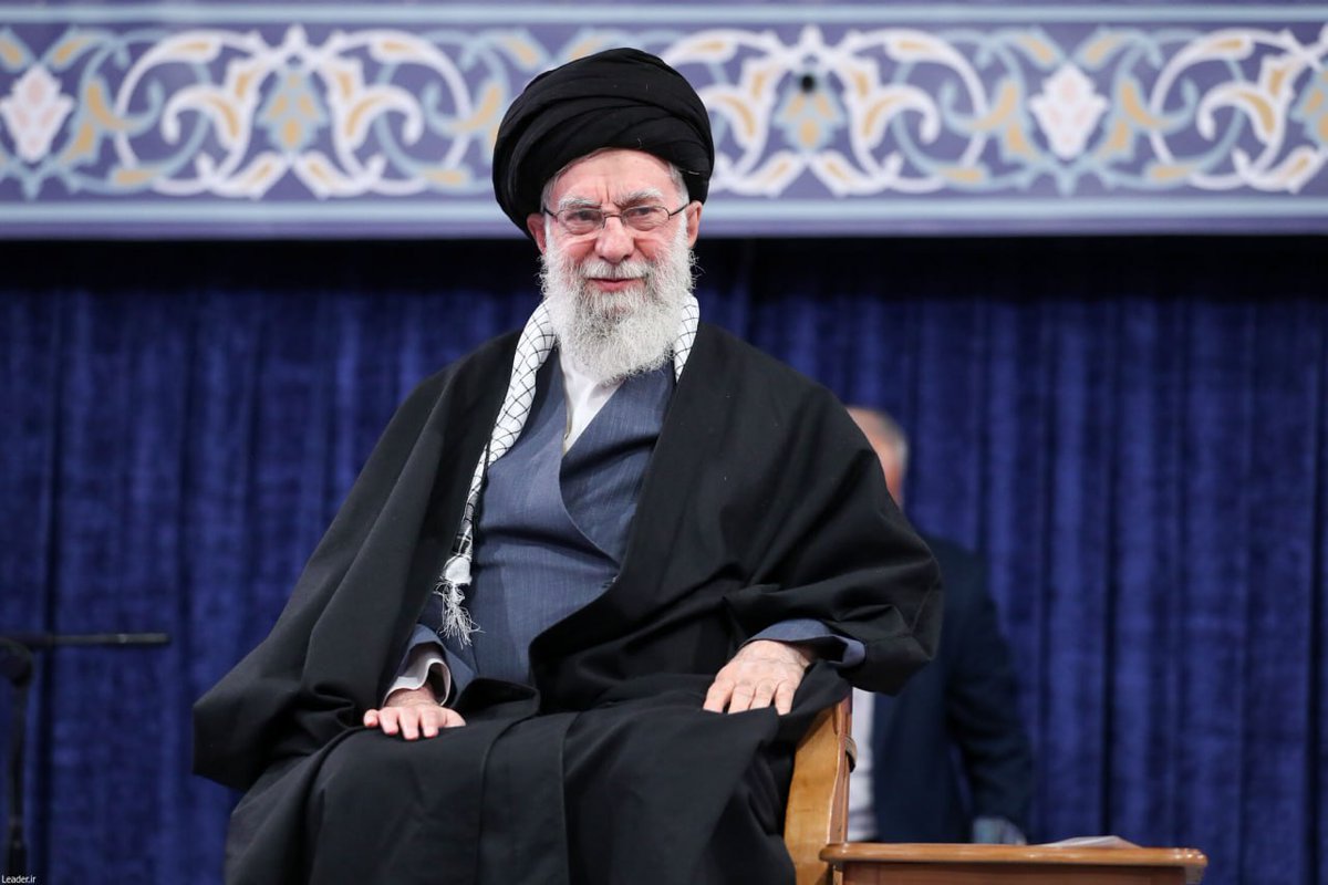 وسط تهدیدات لوکشین داد!
هشدار داد که جنگ شود، جنگ منطقه ای میشود
گفت ناوتان خطرناک و چیزی که ناوتان را غرق میکند خطرناک تر است!
صف فریب خوردگان را از سرکردگانش جدا کرد
از وضعیت اقتصاد گله کرد
گفت ماعزادار شهدای دی ماهیم
و به مردم امید داد
استاد بلامنازعه عملیات روانی آقای ماست😍