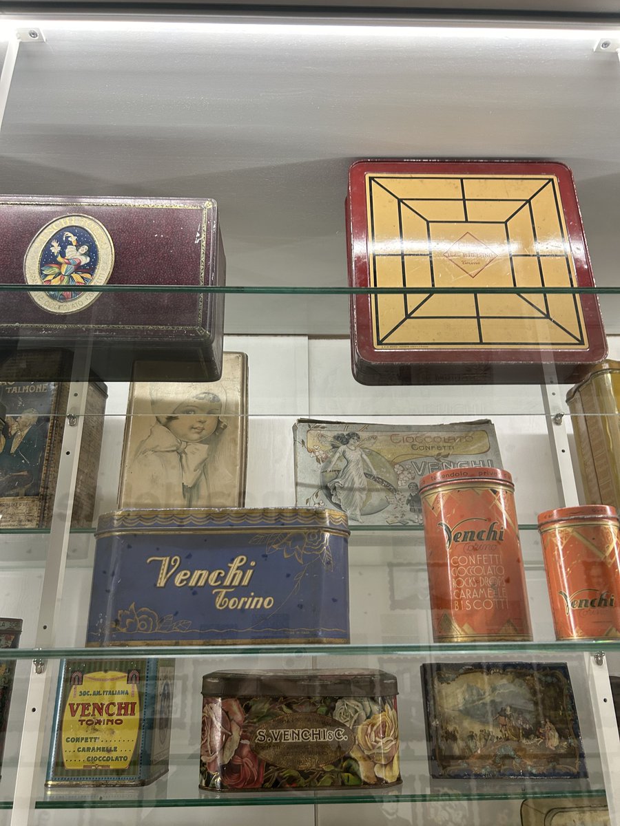 timelessflo's tweet image. La mia insana passione per le scatole di latta  🍫