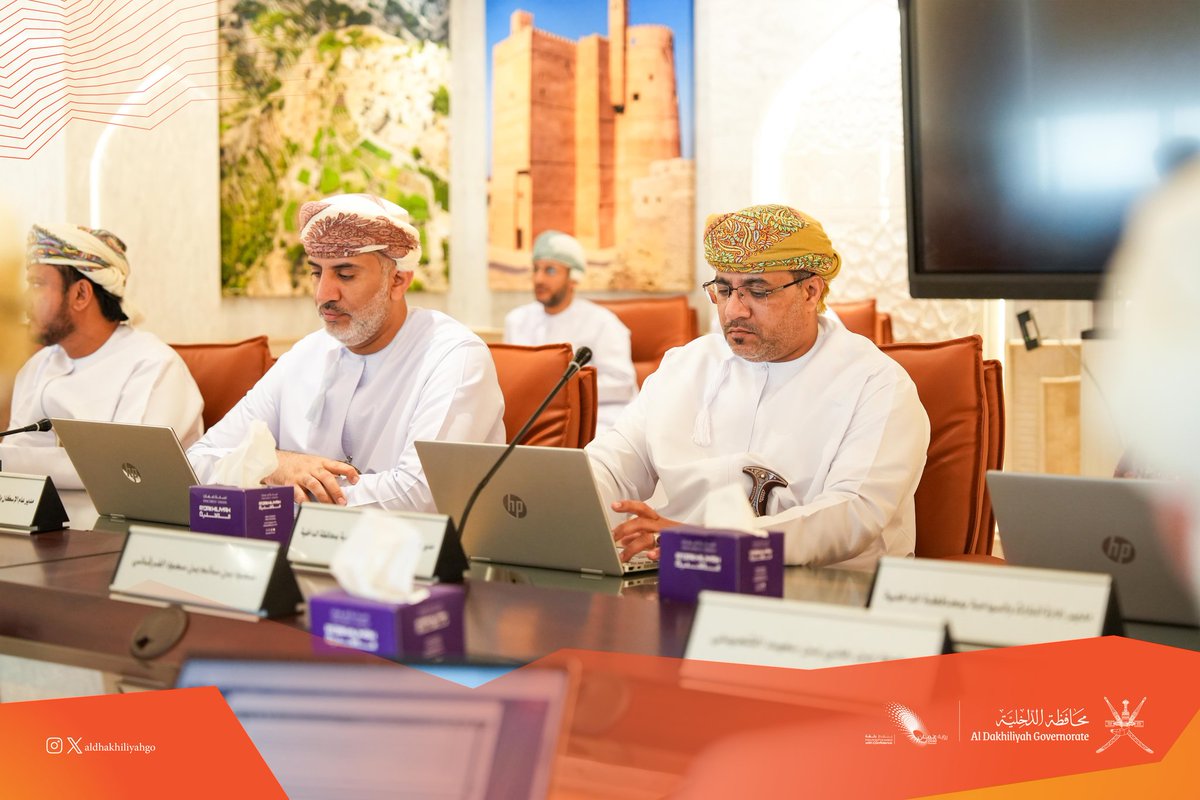 ناقش المجلس البلدي بمحافظة الداخلية خلال اجتماعه الثاني لعام 2026م عددًا من الملفات التخطيطية والتنموية المرتبطة بمختلف ولايات المحافظة، مؤكدًا أهمية تسريع الإجراءات ومواكبة النمو العمراني بما يحقق التنمية المتوازنة ويعزز جودة الخدمات المقدمة للمواطنين.