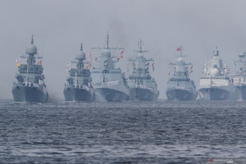 yo2thok's tweet photo. 🇷🇺🇨🇳🇮🇷  Disaat AS dan Israel bersiap menyerang Iran, Rusia dan China mengirim armada kapal perangnya menuju ke Selat Hormuz untuk melakukan latihan angkatan laut gabungan dengan Iran. https://t.co/BS03p1DCLO