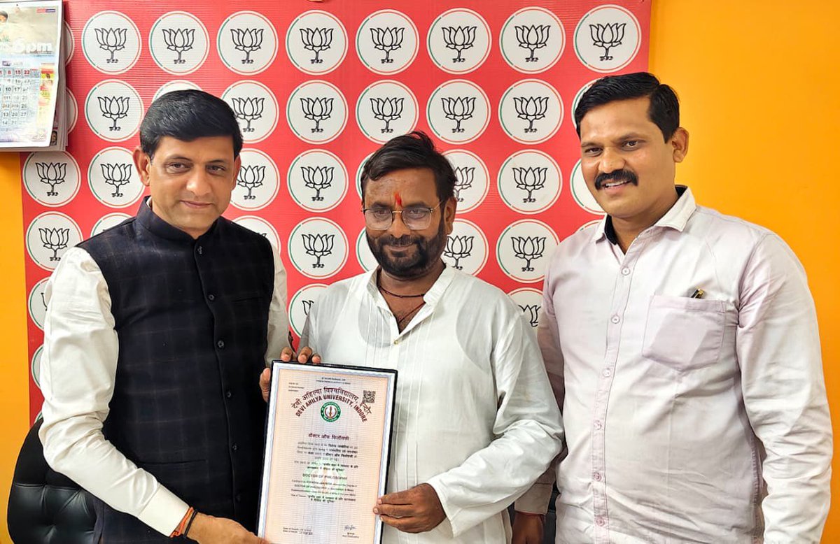 देवी अहिल्या विश्वविद्यालय के दीक्षांत समारोह में स्वच्छता विषय पर देश की पहली पीएचडी प्राप्त करने वाले वरिष्ठ पत्रकार श्री जितेंद्र जाखेटिया जी का सम्मान गौरव का क्षण है।
इंदौर सदैव स्वच्छता में सिरमौर बना रहे, यही हमारी सामूहिक कामना और निरंतर प्रयास है।