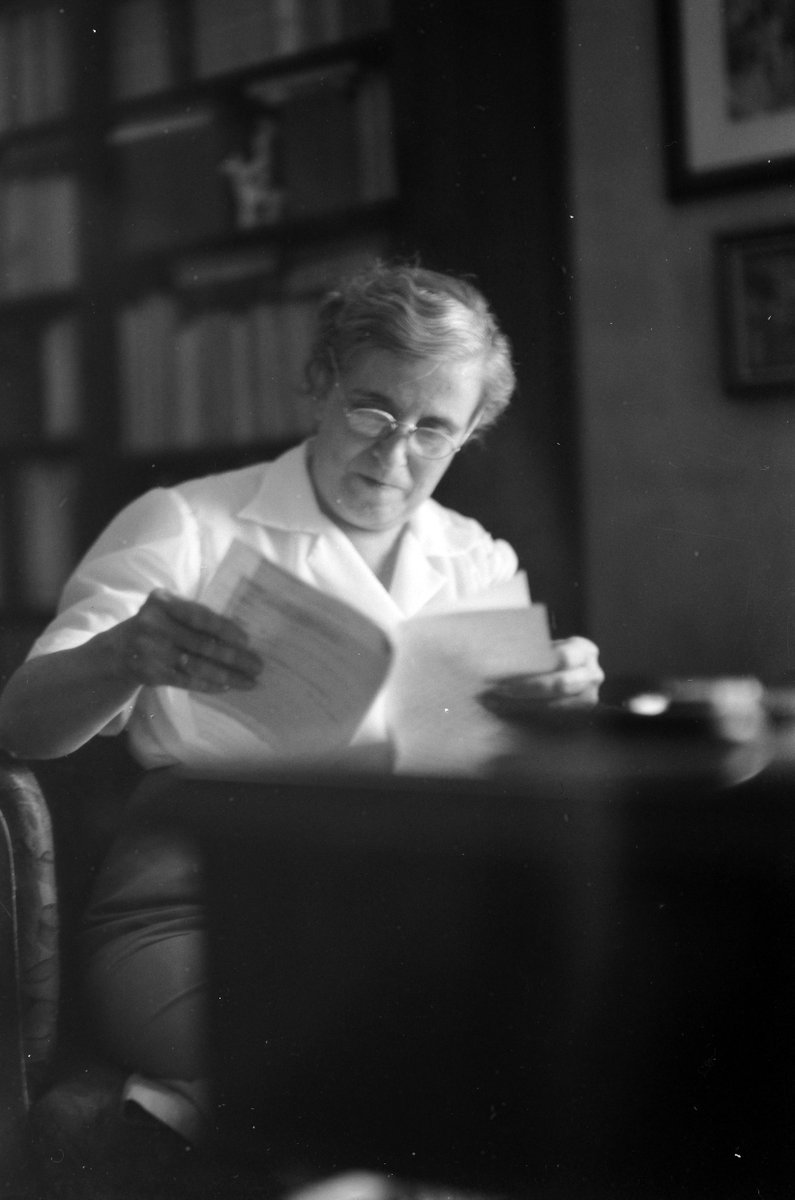 #TalDiaComAvui 📅 | El 17 de febrer de 1976, ara fa 50 anys, va morir la poeta Clementina Arderiu i Voltes (Barcelona, 1899): per això, enguany celebrem l’#AnyClementinaArderiu ✍️

📂 L'<a href="/arxiunacional/">Arxiu Nacional</a> conserva el seu fons personal?
👉 gen.cat/4romdZb

#DonesQueFanHistòria