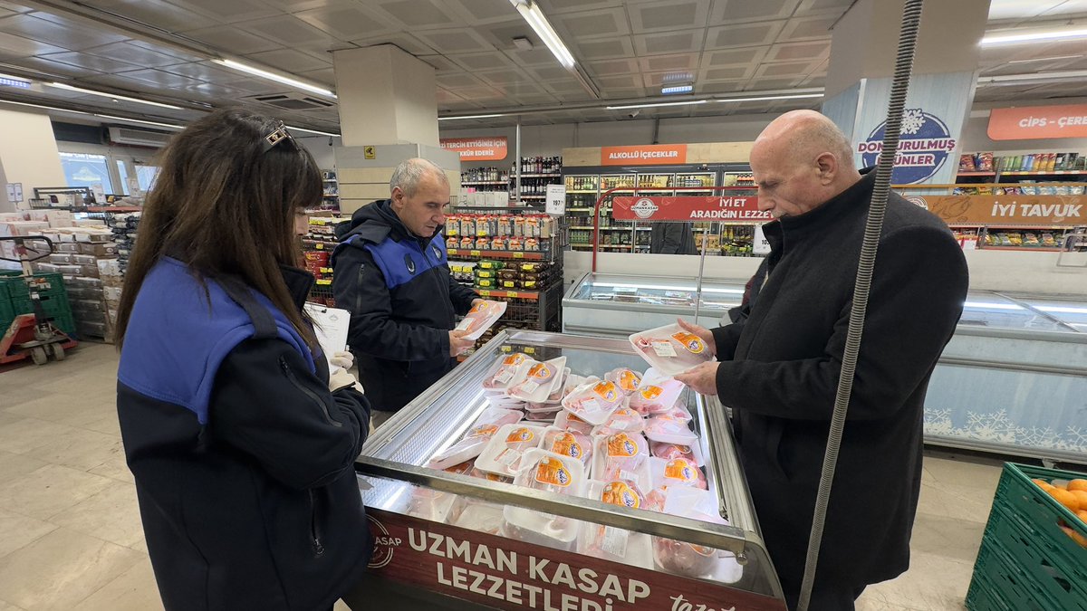 Belediyemiz Zabıta Müdürlüğü, İl Ticaret Müdürlüğü ile İlçe Tarım ve Orman Müdürlüğü ekipleri, ilçede kapsamlı denetimler gerçekleştirdi.

Gerçekleştirilen denetimlerde market, kasap, fırın ve çeşitli gıda işletmeleri mercek altına alındı. Ekipler tarafından iş yerlerinin ruhsat