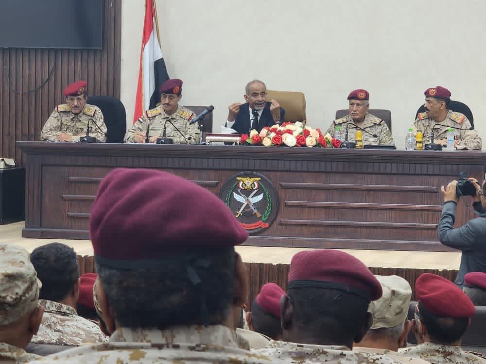 واخيراً…
القوات المسلحة اليمنية تتشكل من جديد من العاصمة المؤقتة عدن… 
ضمن تحركات مكثفة لإعادة تنظيم المنظومة الأمنية وتوحيد القيادة العسكرية، عقد عضو مجلس القيادة الرئاسي الفريق محمود الصبيحي اجتماعًا موسعًا في العاصمة المؤقتة #عدن، ضم قيادات عسكرية رفيعة وبمشاركة وزير الدفاع