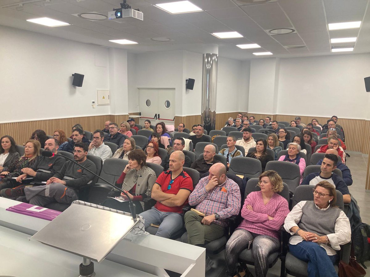 CCOORM's tweet photo. Comienza en Murcia la jornada formativa sobre la brecha salarial organizada por la secretaría de Mujeres, lgualdad y LGTBIQ+ de CCOO Región de Murcia. 
Presentan la jornada Teresa Fuentes, secretaria general de CCOO Región de Murcia, y María Ángeles Guevara, secretaria de Mujer, Igualdad y LGTBIQ +.
