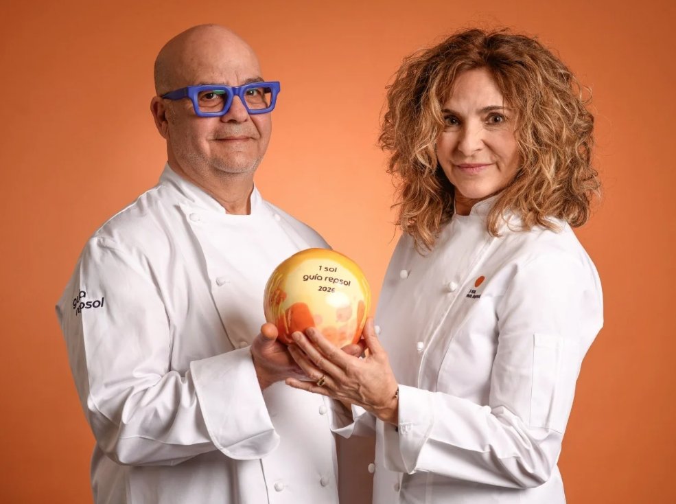 costadauradatur's tweet photo. ☀️ Aquest dilluns al vespre va tenir lloc la gala de lliurament dels Soles @GuiaRepsol 2026 on 2⃣ restaurants de la #CostaDaurada han rebut 1 nou Sol Repsol: el Cervus de Reus i el Quintaforca de Nulles! Enhorabona! 👏
#SolesRepsol #gastronomia @Dipta_cat https://t.co/AR0NUyhIKF