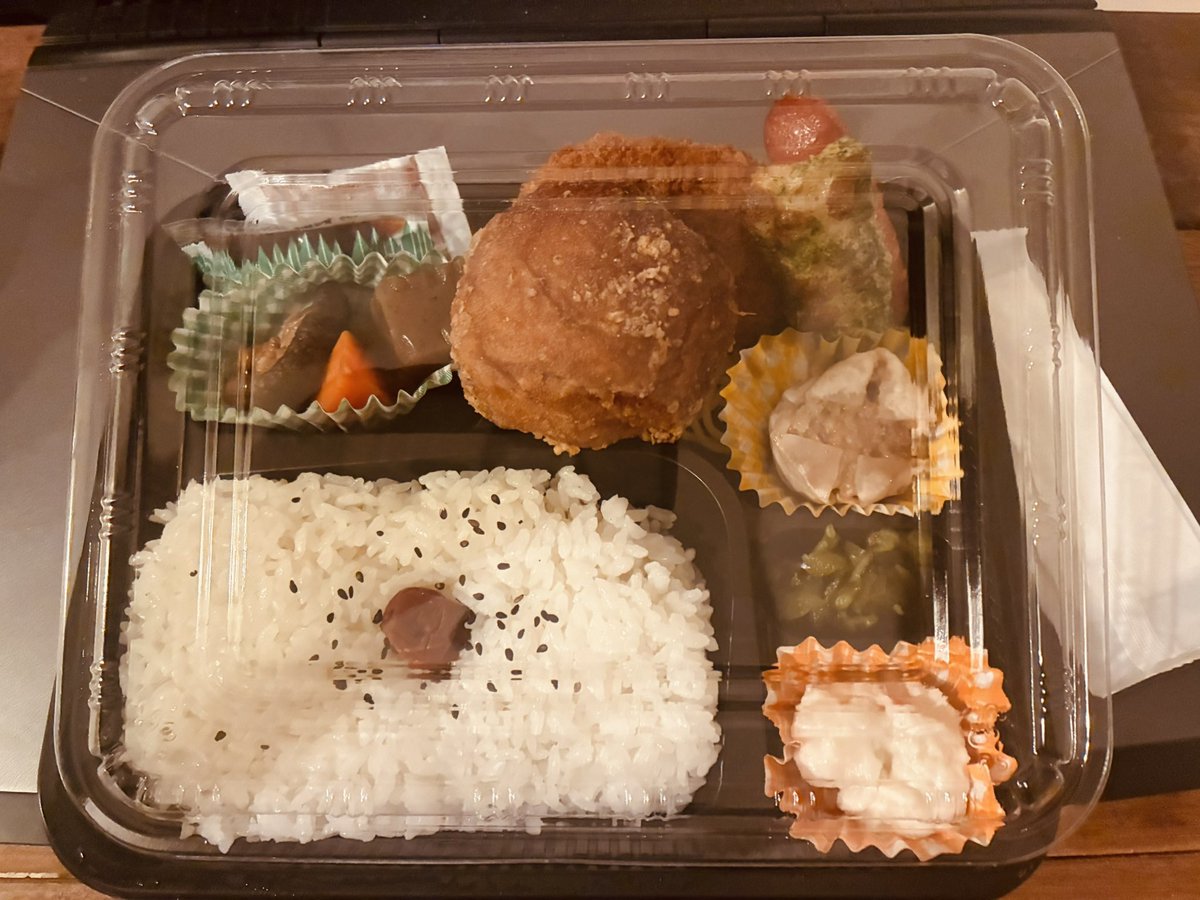 このお弁当800円なんだぜ…？
唐揚げデカすぎて蓋ってなんだろう状態なんだぜ…？