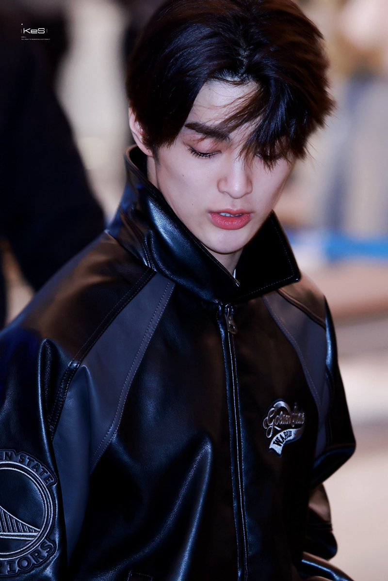 ineeditumm's tweet image. 옆구리에 헬멧 끼워드리고 싶음