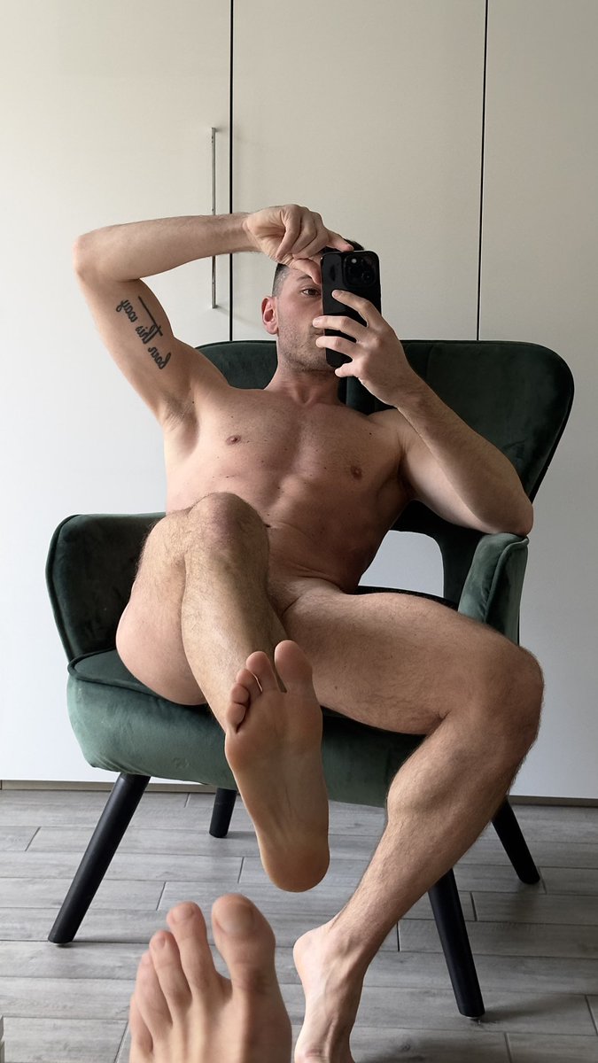 HeiiTony's tweet photo. What’s your foot size? https://t.co/um5DFTkiDM