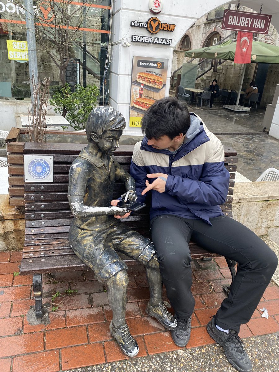 çok şeyler konuştuk çokkk.. kimse yanına oturup onunla konuşmadığı için küskünmüş bizlere... kırgınmış… ama yine de umudu varmış geleceğe dair… gençlere selam söyledi…