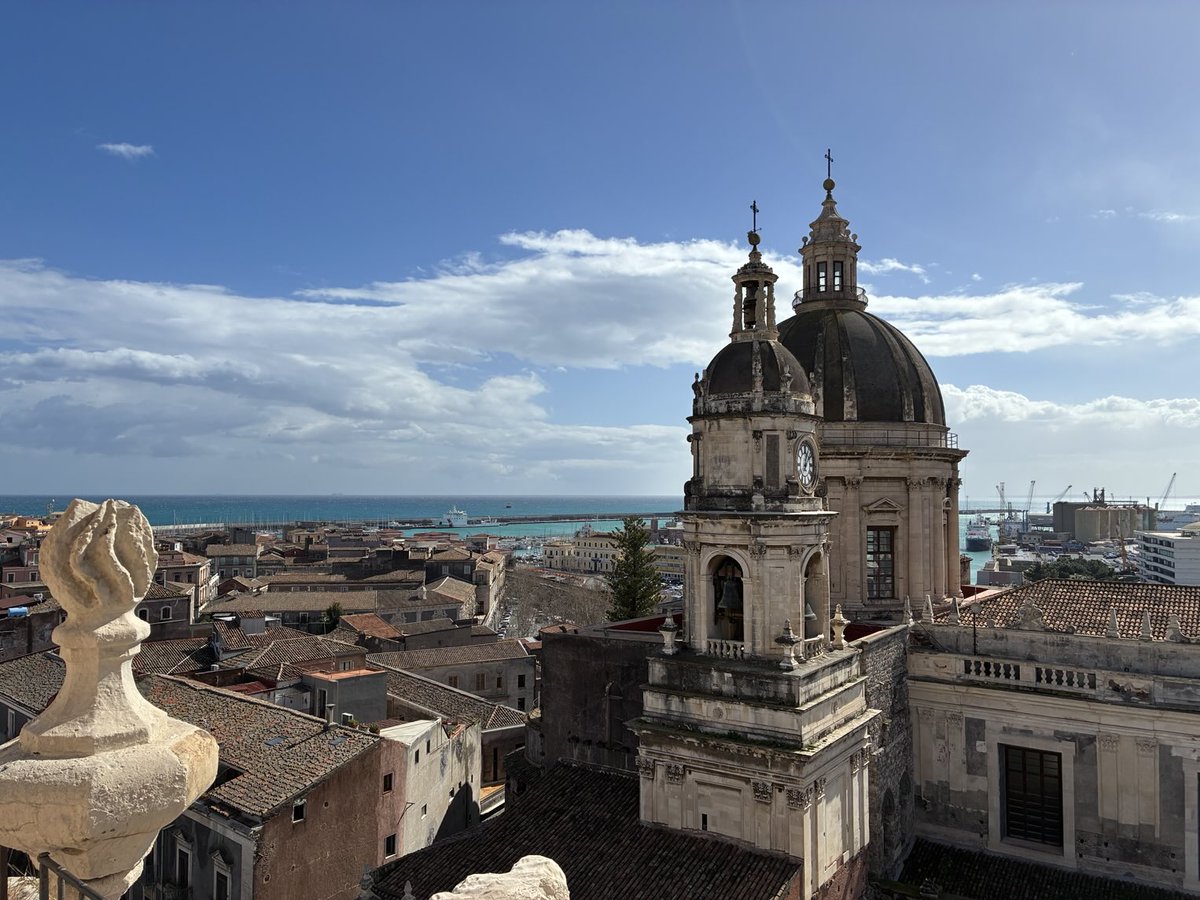 ymgci's tweet photo. シチリアに来て4日目、やっと晴れました。カターニアにいます。Chiesa della Badia di Sant'Agataの屋上から、Basilica Cattedrale di Sant'Agata越しに見える地中海が気持ち良いです。 https://t.co/SZTrSOaHxw