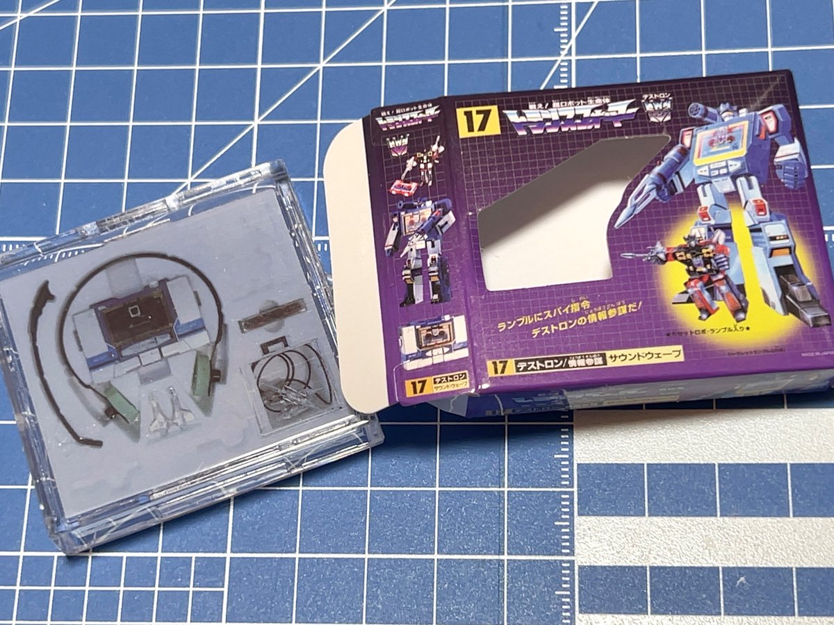 中身とパッケージ裏！
豪華なのはサウンドウェーブ
サイクロナスは丸まった説明書までプリントされてます

ミニチュア商品全部そうなんですが
3枚目の用に爪楊枝を奥まで通してゆっくり開けると折れたり破損せずにキレイに開けられます