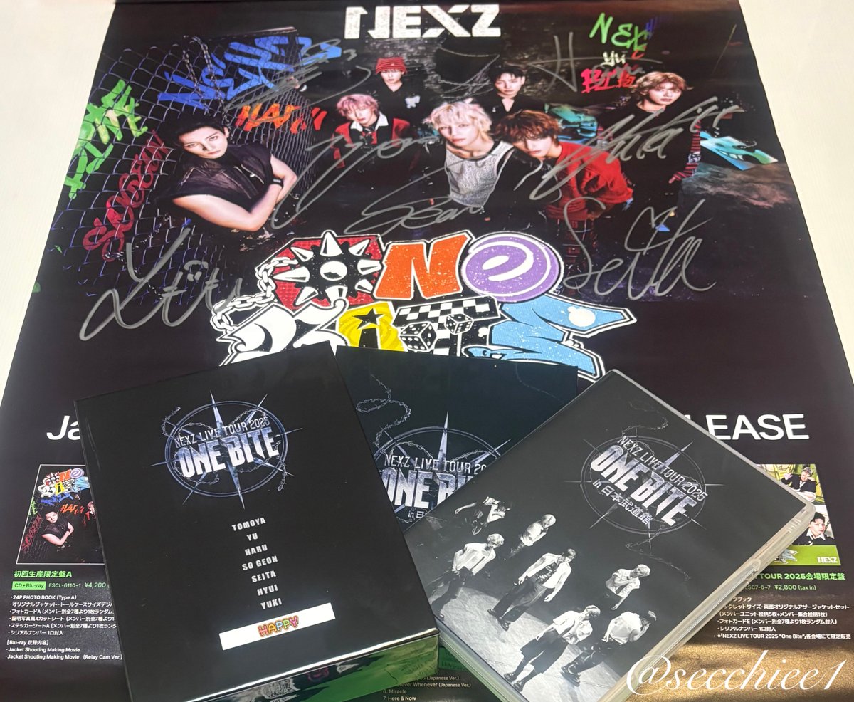 secchiee1's tweet photo. 本日Blu-ray💿フラゲ日
TSUTAYAオフイベで手渡しでもらった
One Biteサイン入りポスターをバックに記念撮影
checkinコレクションもポイントももらえてご満悦
#NEXZ #OneBite #Blu_ray #ソニミュ https://t.co/1gvSYoHAUE